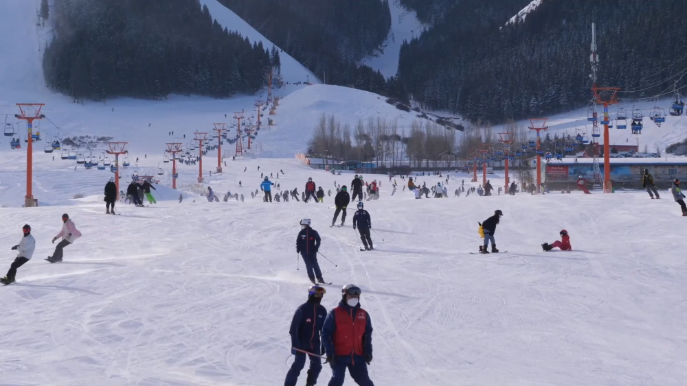 新疆冰雪经济奏响新年“热”旋律