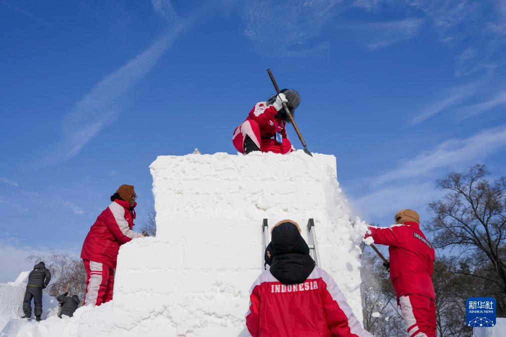 第28届中国·哈尔滨国际雪雕比赛开铲