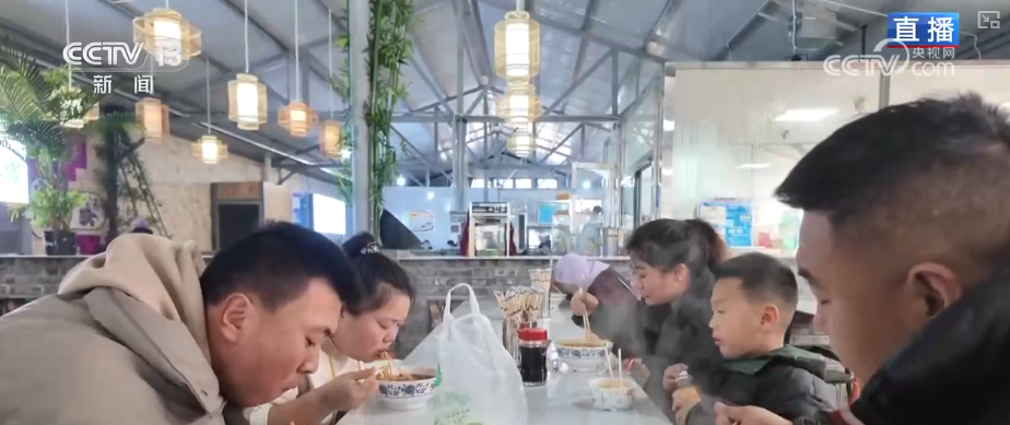 “菜篮子”“果盘子”量足价稳物丰 吃出人气“挤”出财气添彩火热“年经济”