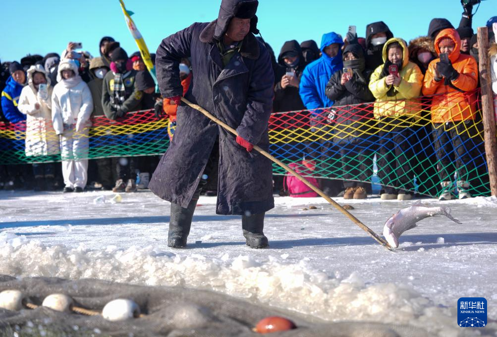 冰湖腾鱼 在查干湖感受冬捕魅力
