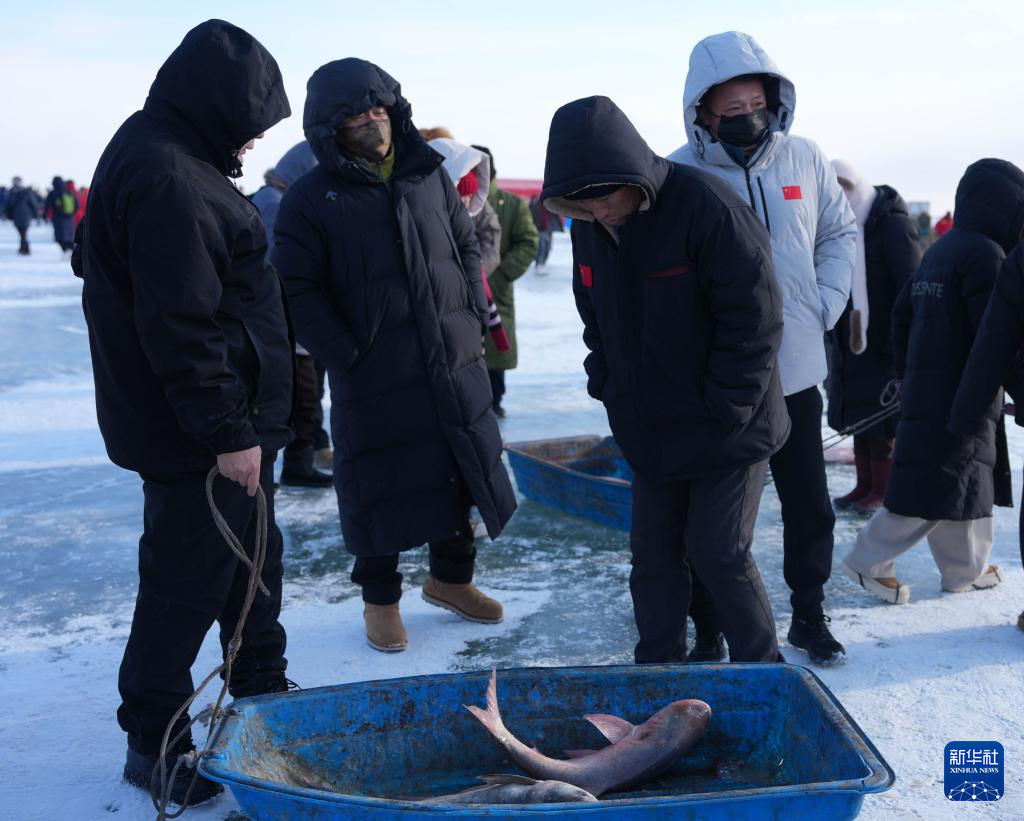 冰湖腾鱼 在查干湖感受冬捕魅力