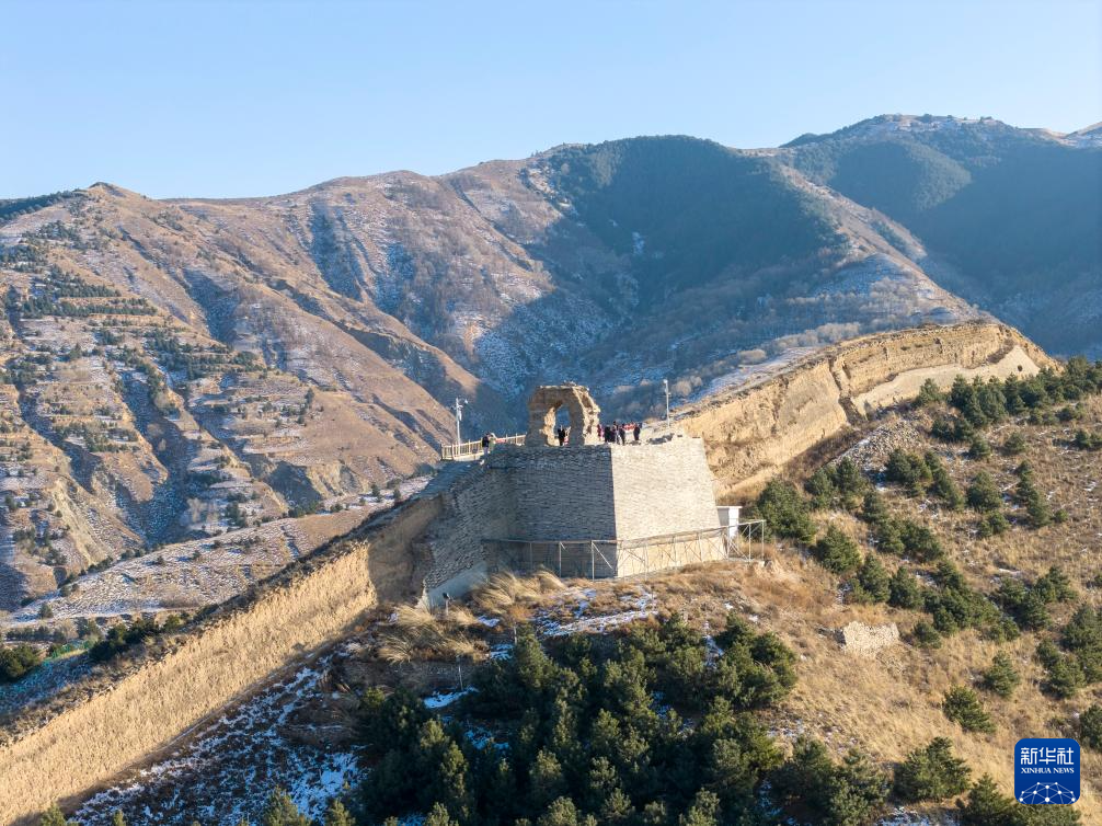 古长城“邂逅”冰雪热