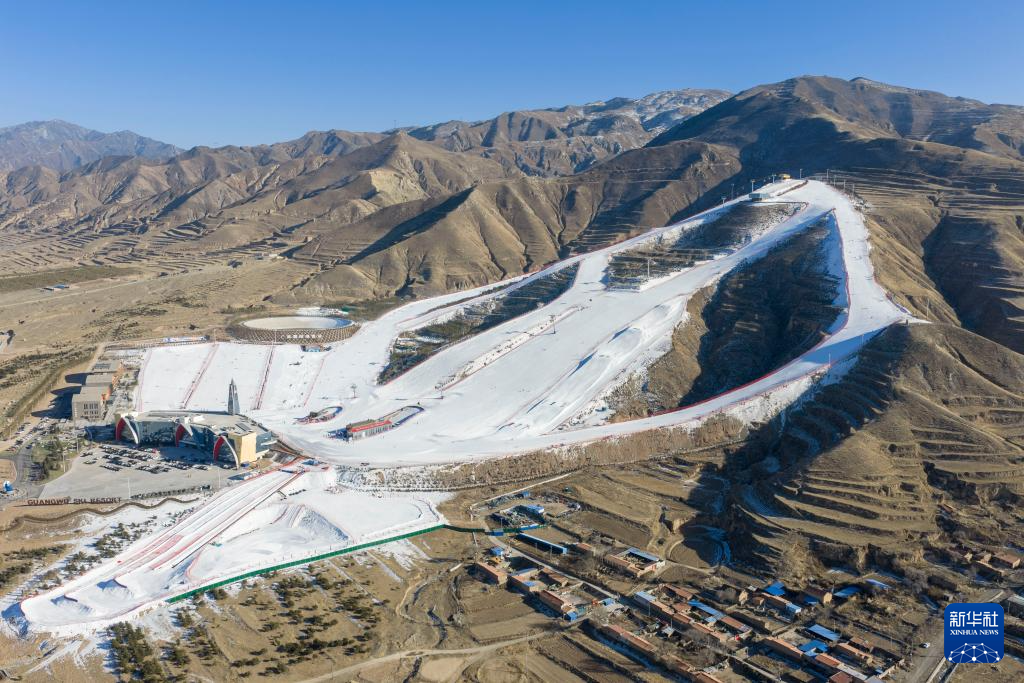 古长城“邂逅”冰雪热