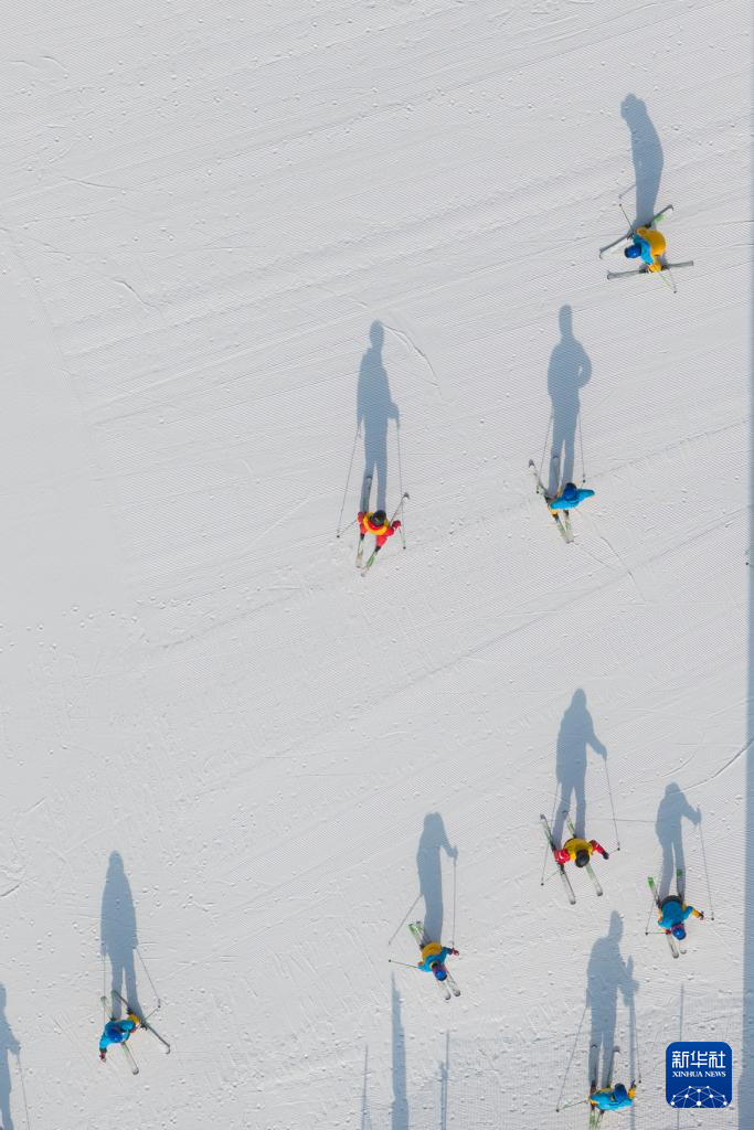 古长城“邂逅”冰雪热