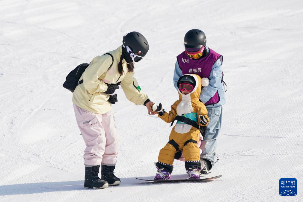 古长城“邂逅”冰雪热