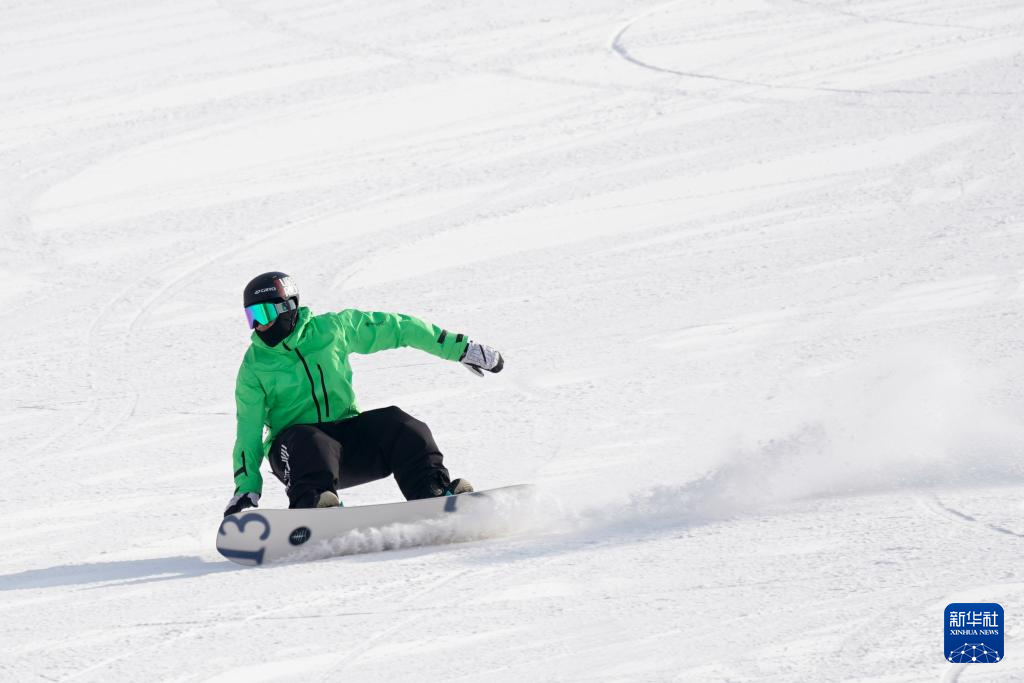 古长城“邂逅”冰雪热