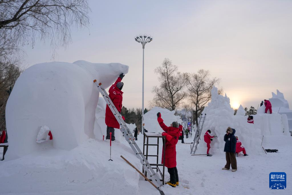 哈尔滨国际雪雕比赛:“三九”天 露芳容