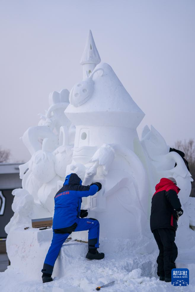 哈尔滨国际雪雕比赛:“三九”天 露芳容