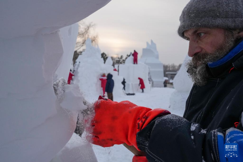 哈尔滨国际雪雕比赛:“三九”天 露芳容
