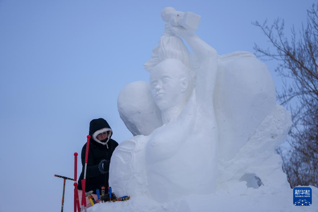 哈尔滨国际雪雕比赛:“三九”天 露芳容