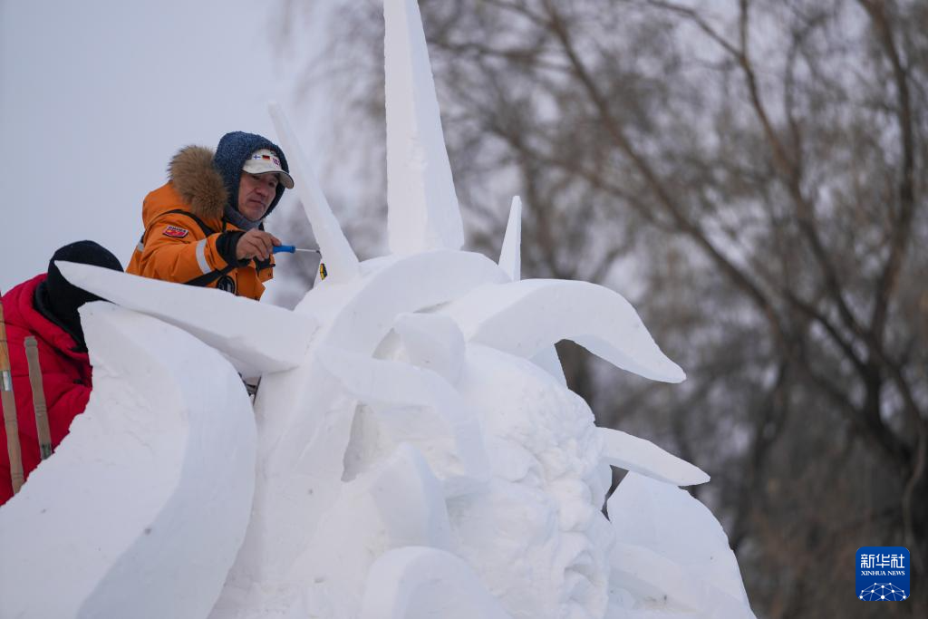 哈尔滨国际雪雕比赛:“三九”天 露芳容