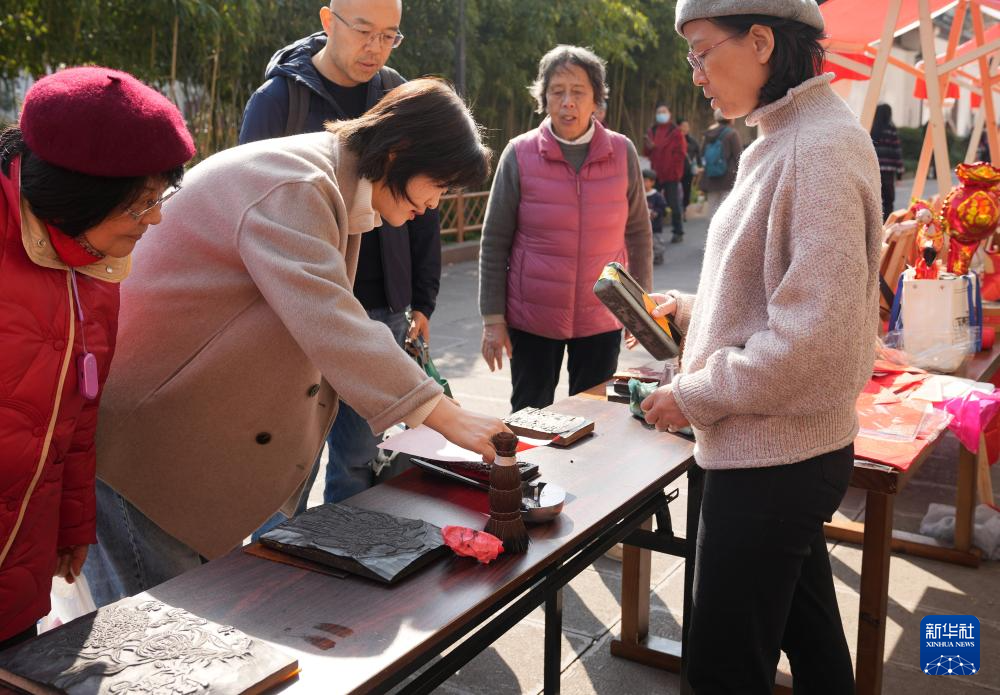 杭州:暖冬集市 暖心服务