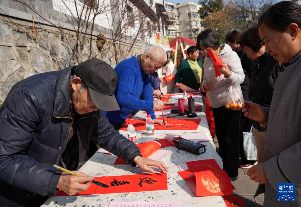 杭州:暖冬集市 暖心服务