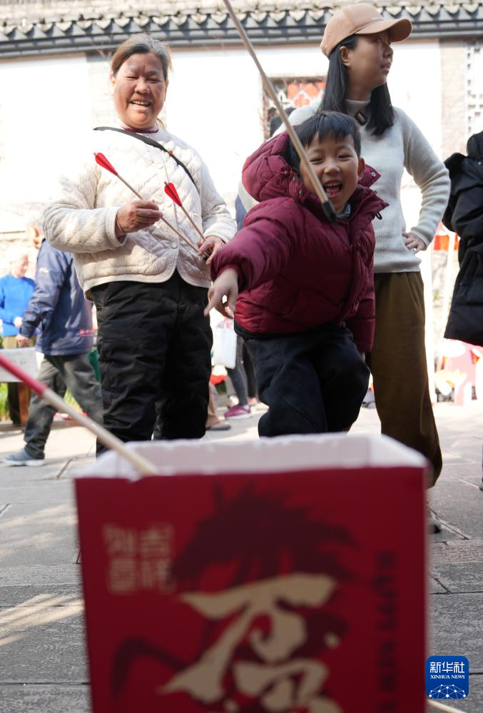 杭州:暖冬集市 暖心服务