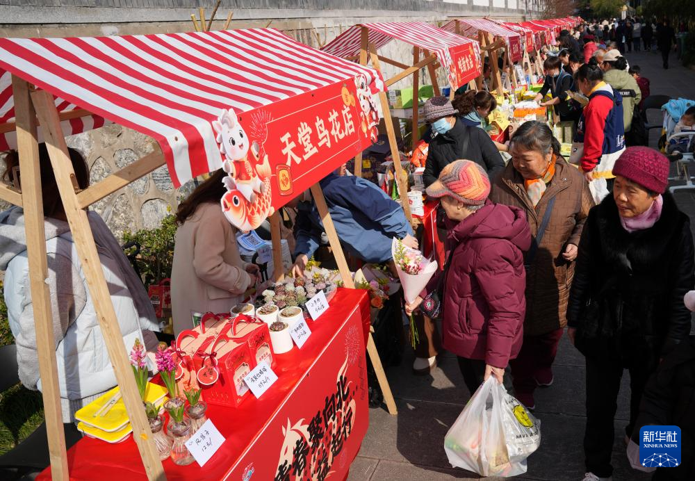 杭州:暖冬集市 暖心服务