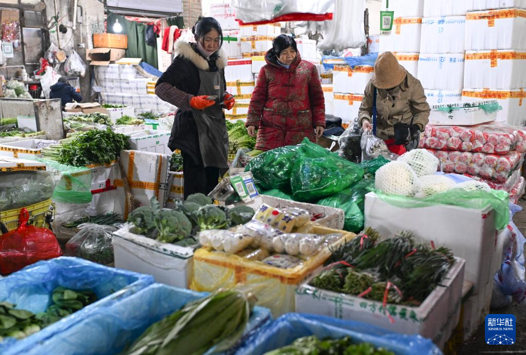 新疆:多部门联动筑起寒潮中的温暖防线