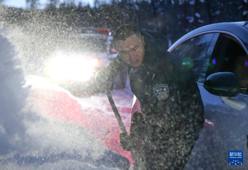 新疆:多部门联动筑起寒潮中的温暖防线