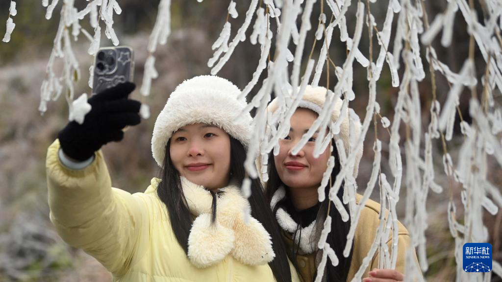 广西三江:冰凌美如画