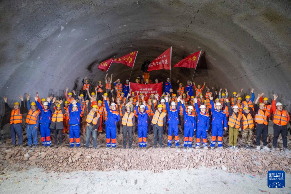成渝中线高铁人和隧道贯通