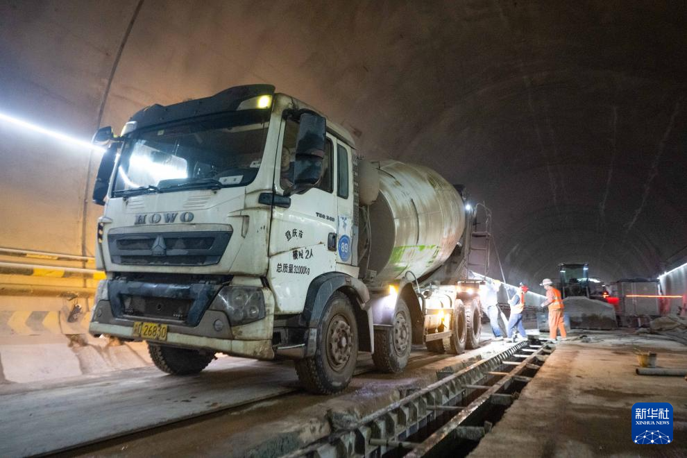 成渝中线高铁人和隧道贯通