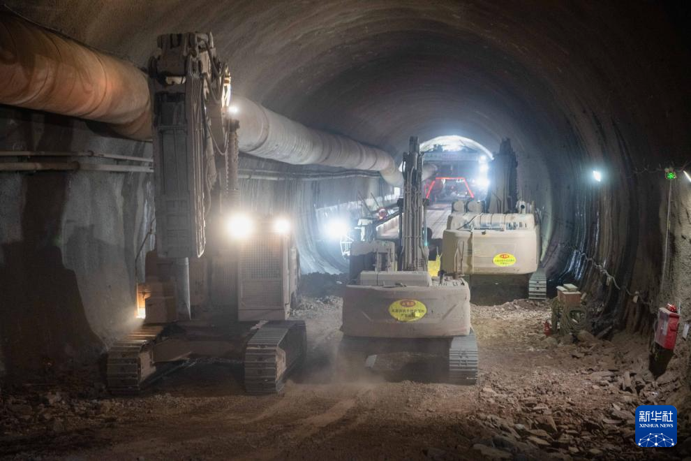 成渝中线高铁人和隧道贯通