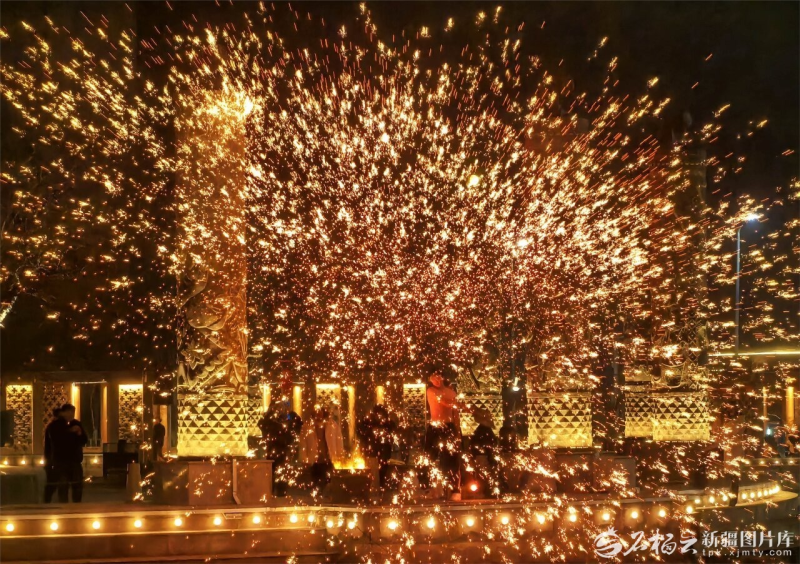 新疆的冬天亚克西丨一半冰雪一半烟火 “冰雪+”新场景点燃消费热情