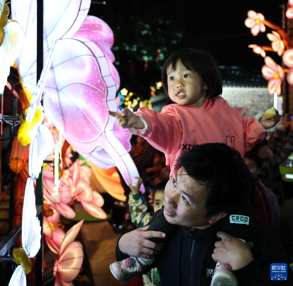 广东佛山古镇灯会开锣