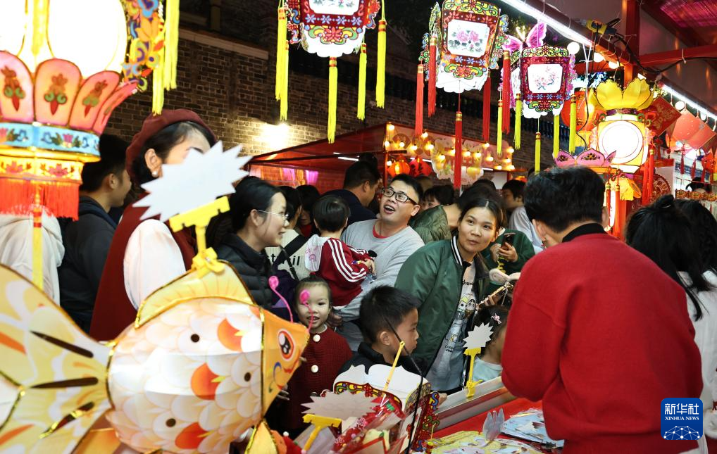 广东佛山古镇灯会开锣