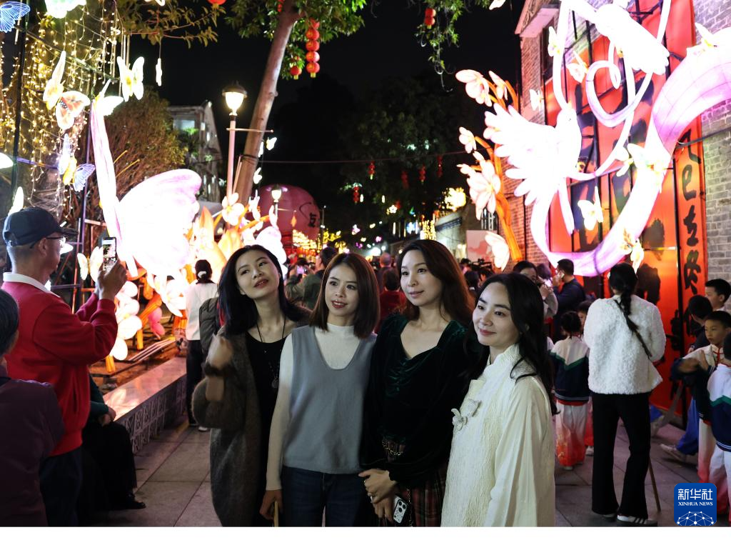 广东佛山古镇灯会开锣