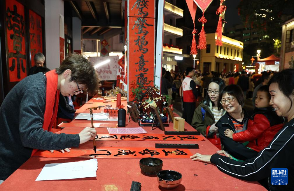 广东佛山古镇灯会开锣