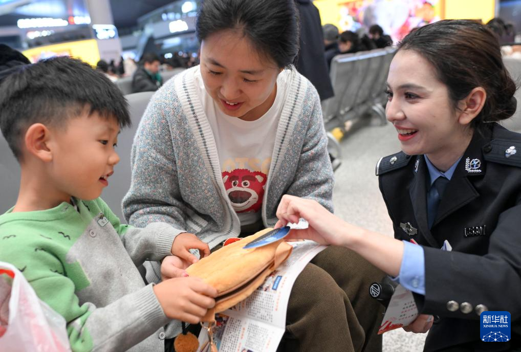 新疆铁警安全宣传护航平安回家路