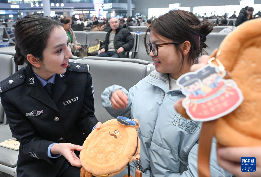 新疆铁警安全宣传护航平安回家路