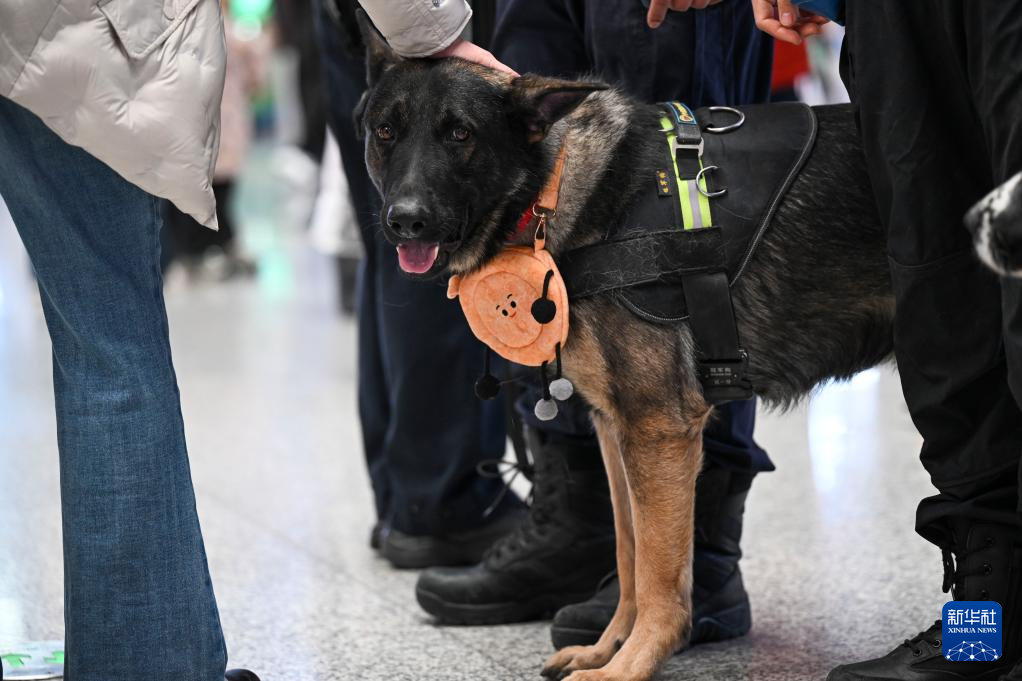 新疆铁警安全宣传护航平安回家路