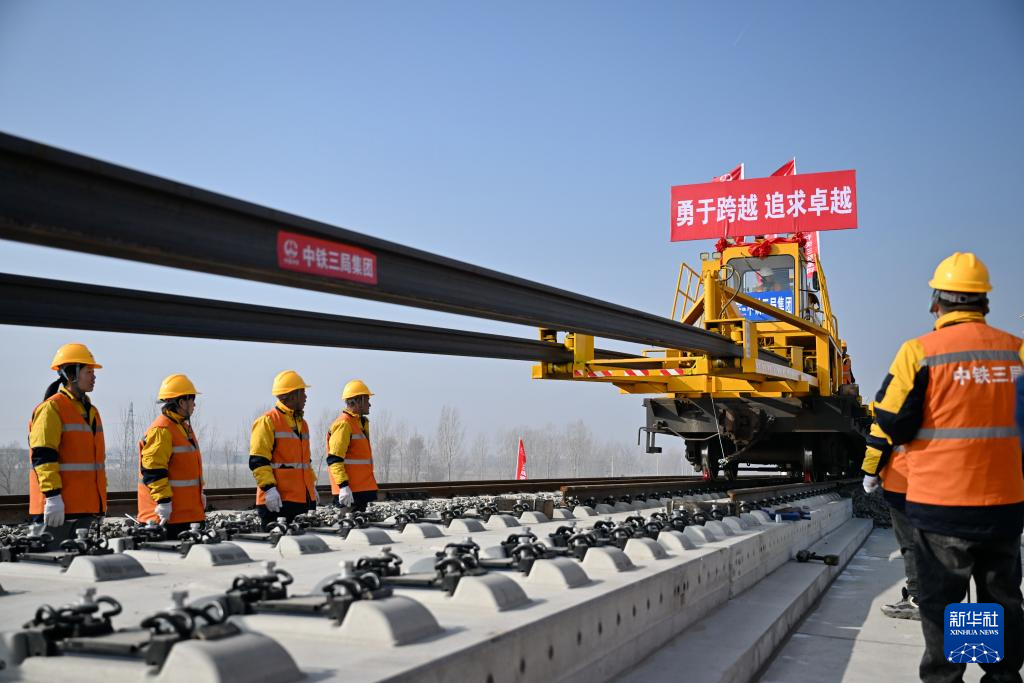 雄忻高铁进入铺轨施工阶段