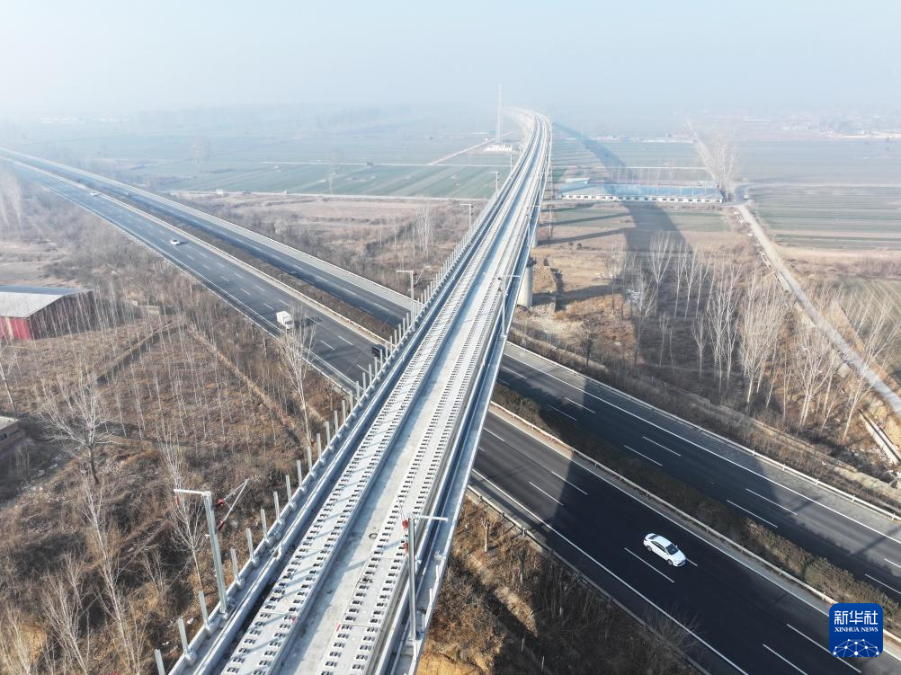 雄忻高铁进入铺轨施工阶段