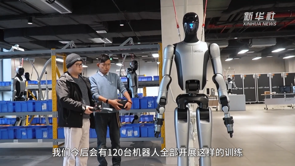 新春走基层｜教机器人学做“人”的机器人训练师