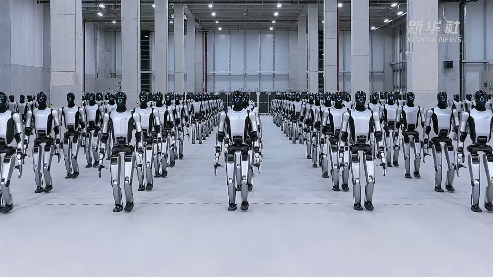 新春走基层｜教机器人学做“人”的机器人训练师