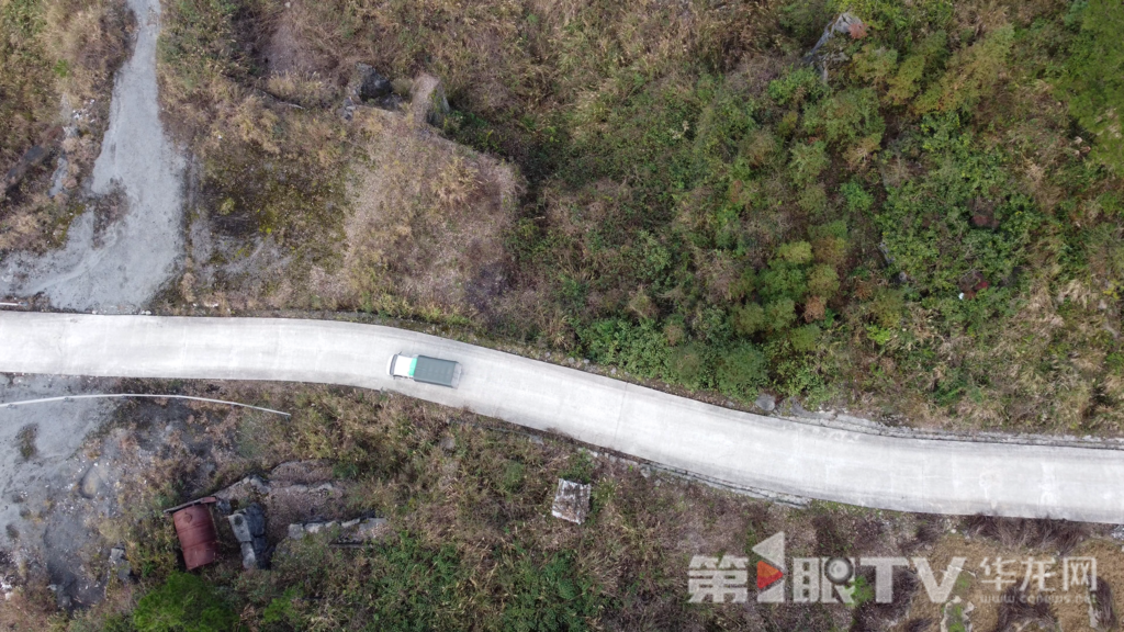 王均勇每天开着一辆小货车，穿梭在南川区的各个村落。 第1眼TV-华龙网记者 罗杰 摄