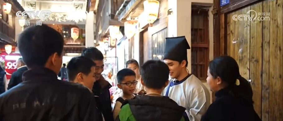 条条街巷皆是舞台、座座古建皆成风景 游客沉浸式“入戏”感受别样新春