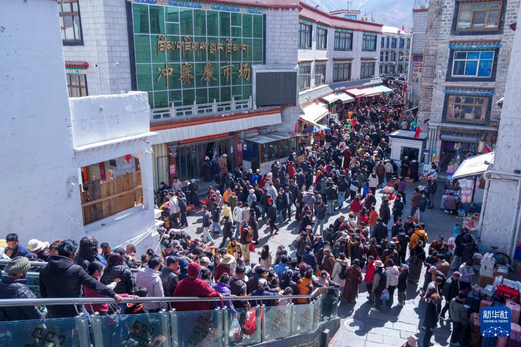 新春走基层丨拉萨:年货购销两旺 高原喜迎新年