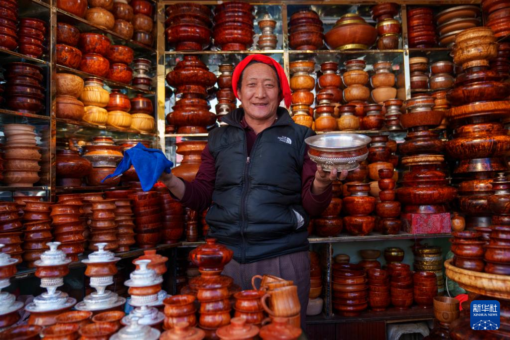 新春走基层丨拉萨:年货购销两旺 高原喜迎新年