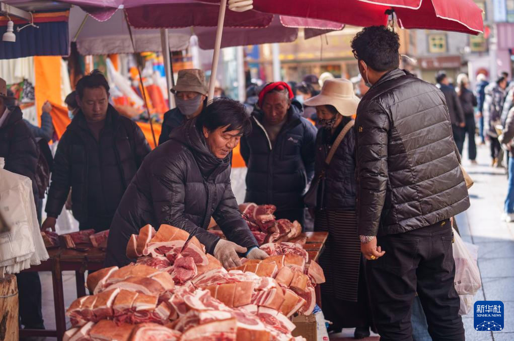 新春走基层丨拉萨:年货购销两旺 高原喜迎新年