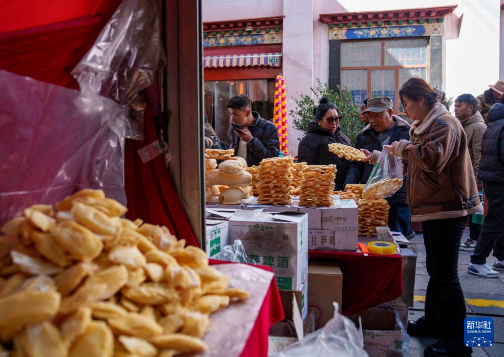 新春走基层丨拉萨:年货购销两旺 高原喜迎新年