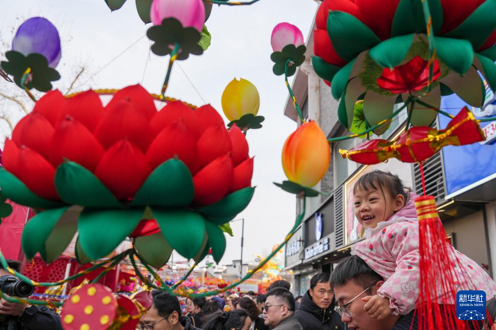 江苏南京:逛灯市 寻年味