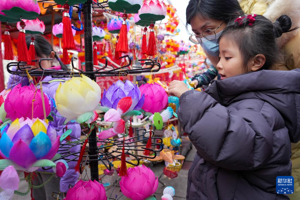 江苏南京:逛灯市 寻年味