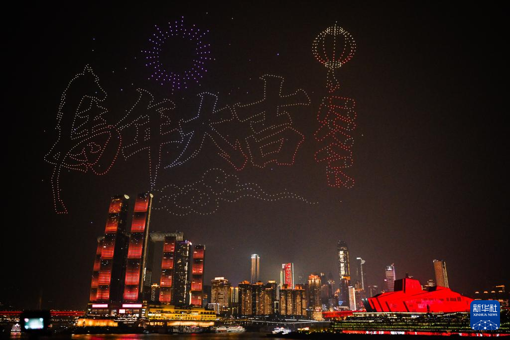 无人机灯光秀闪耀重庆夜空