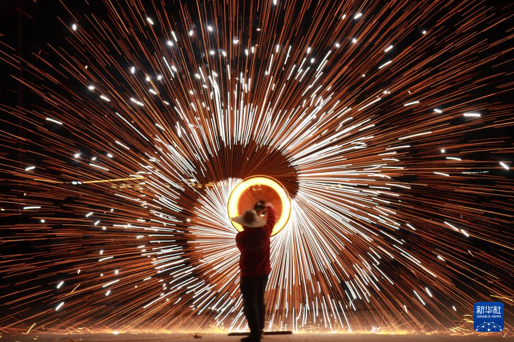 流光溢彩庆新春