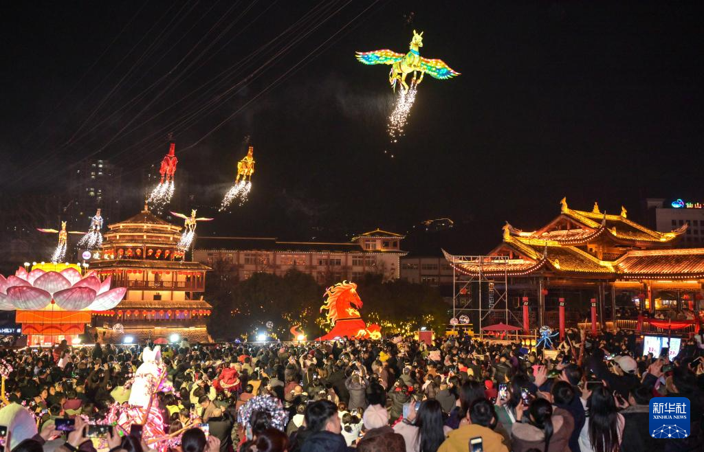 流光溢彩庆新春