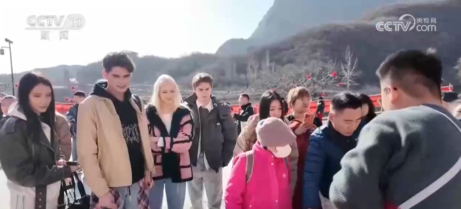 拓印、剪纸、糖画“圈粉”外籍游客 沉浸式感受传统文化体验喜庆中国年