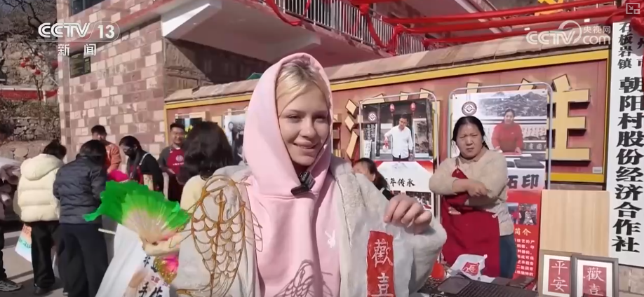 拓印、剪纸、糖画“圈粉”外籍游客 沉浸式感受传统文化体验喜庆中国年